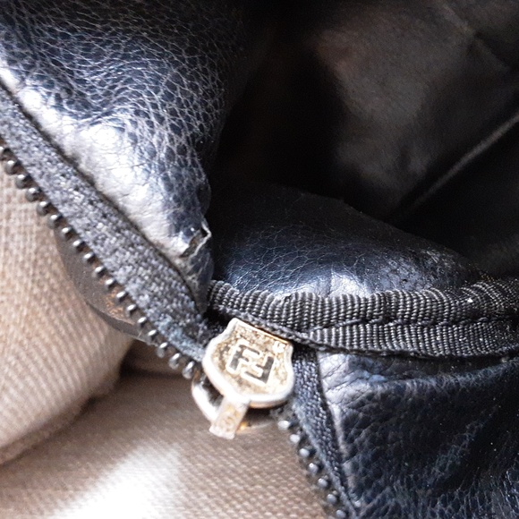 Fendi zucca crossbody or shoulder bag with detachable and adjustable strap. - Picture 14 of 16